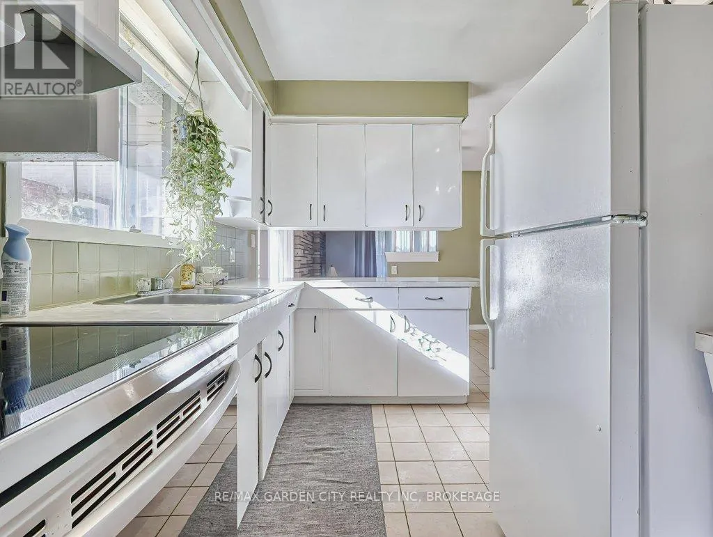 1011 LAKESHORE ROAD W
