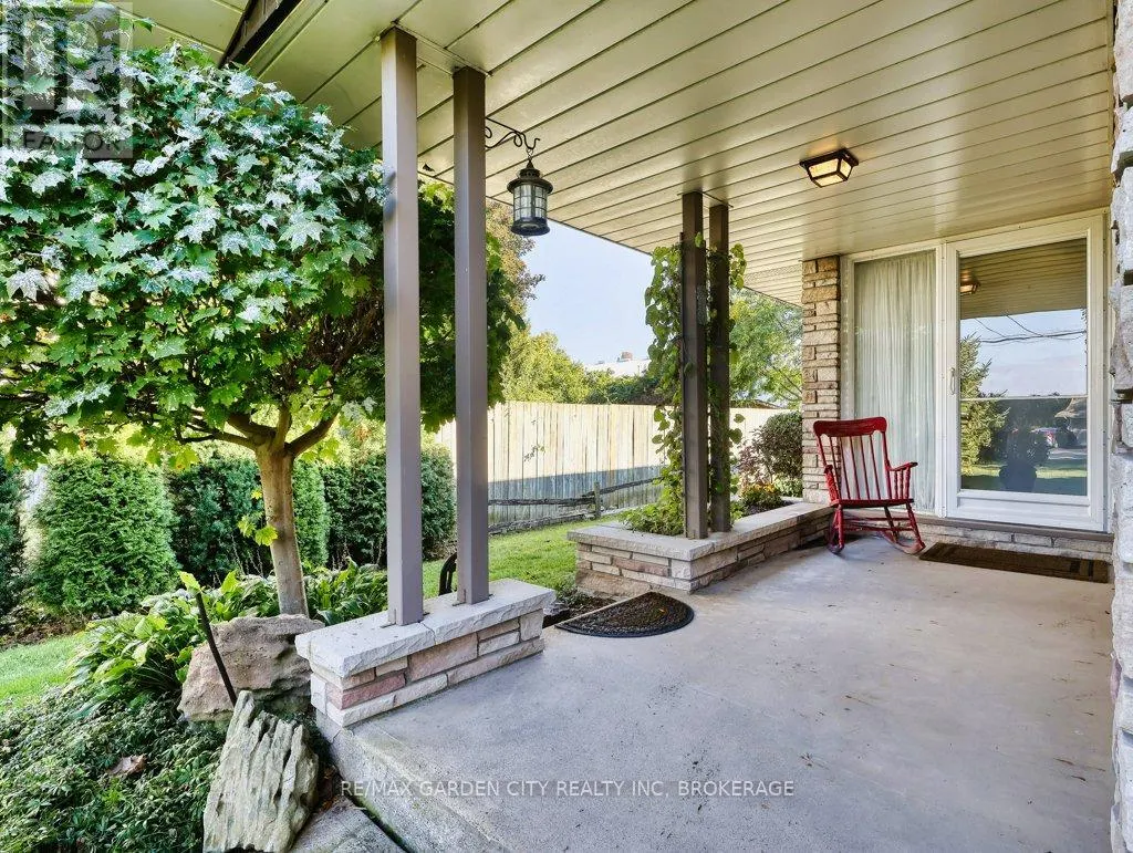 1011 LAKESHORE ROAD W
