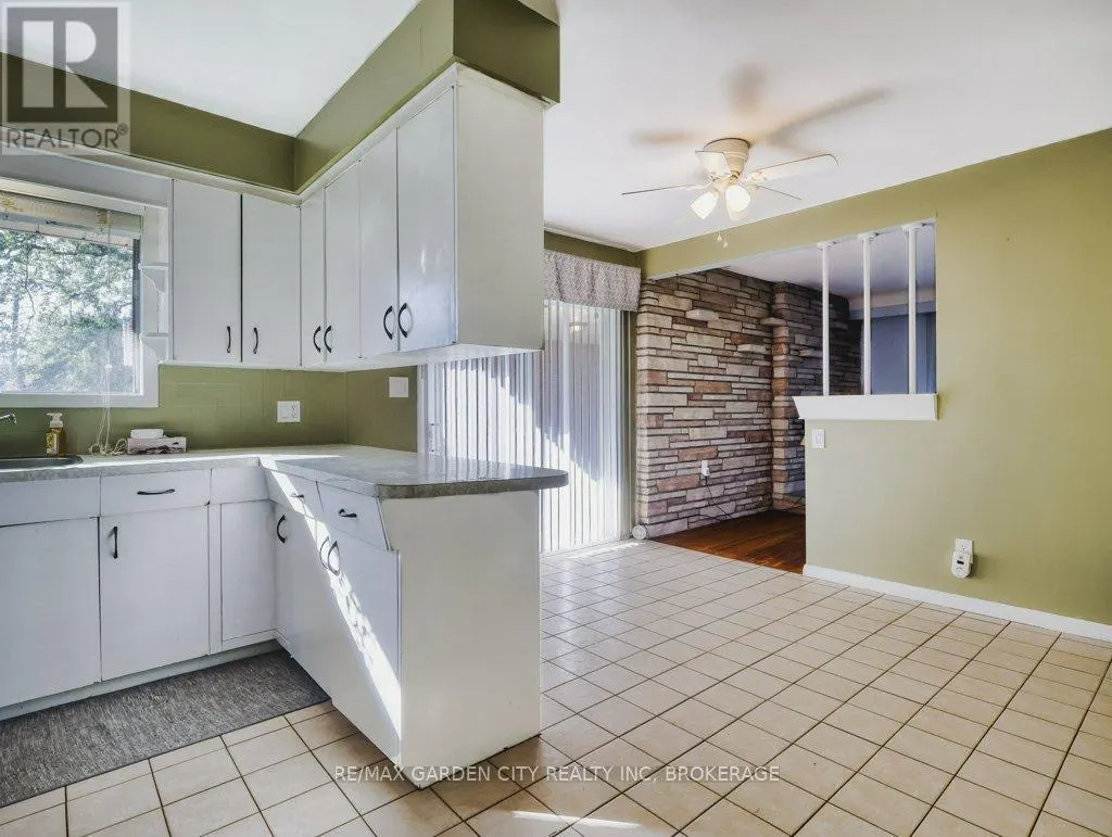 1011 LAKESHORE ROAD W