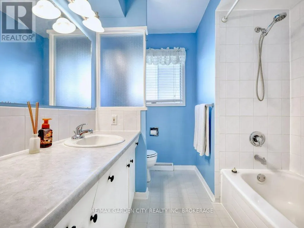 1011 LAKESHORE ROAD W