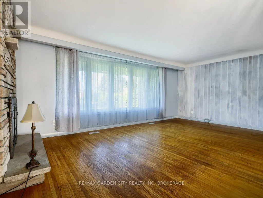 1011 LAKESHORE ROAD W