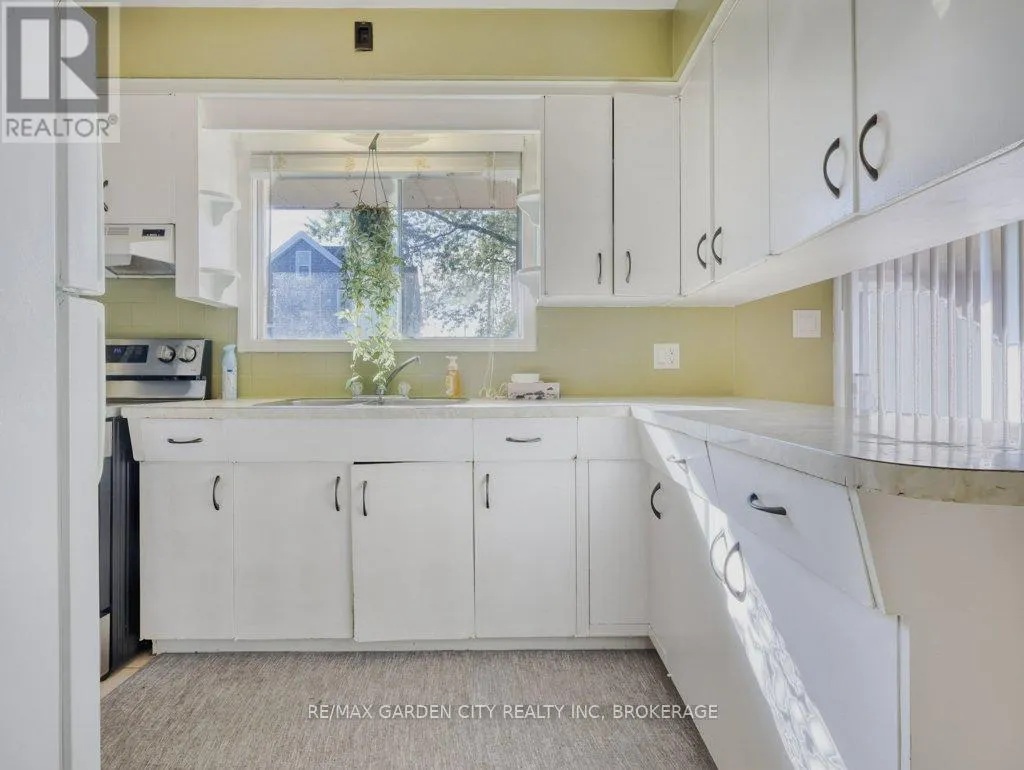 1011 LAKESHORE ROAD W
