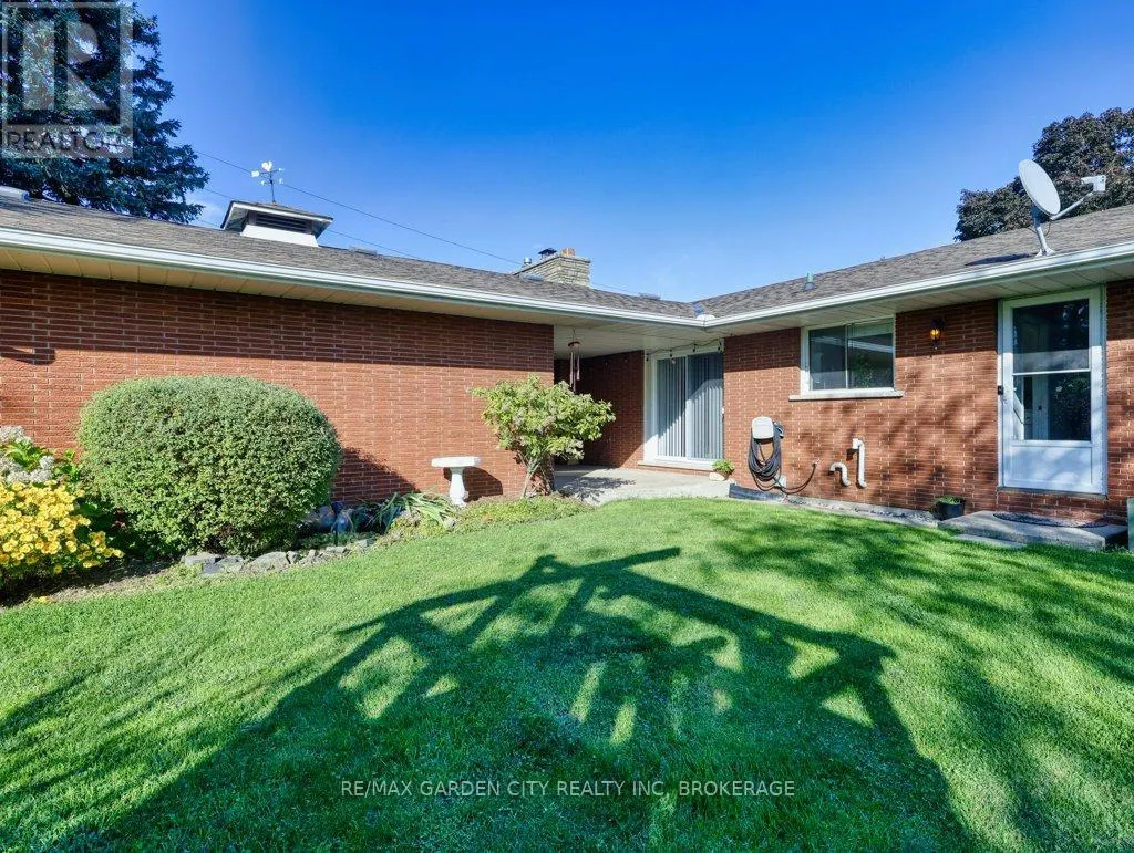 1011 LAKESHORE ROAD W