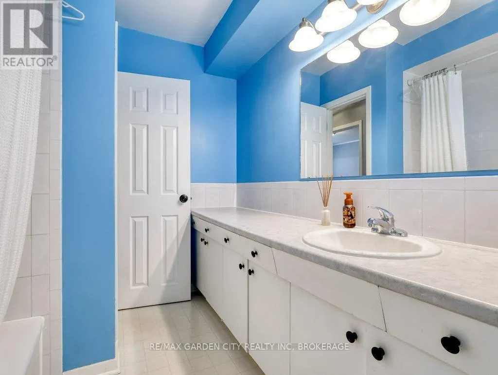 1011 LAKESHORE ROAD W