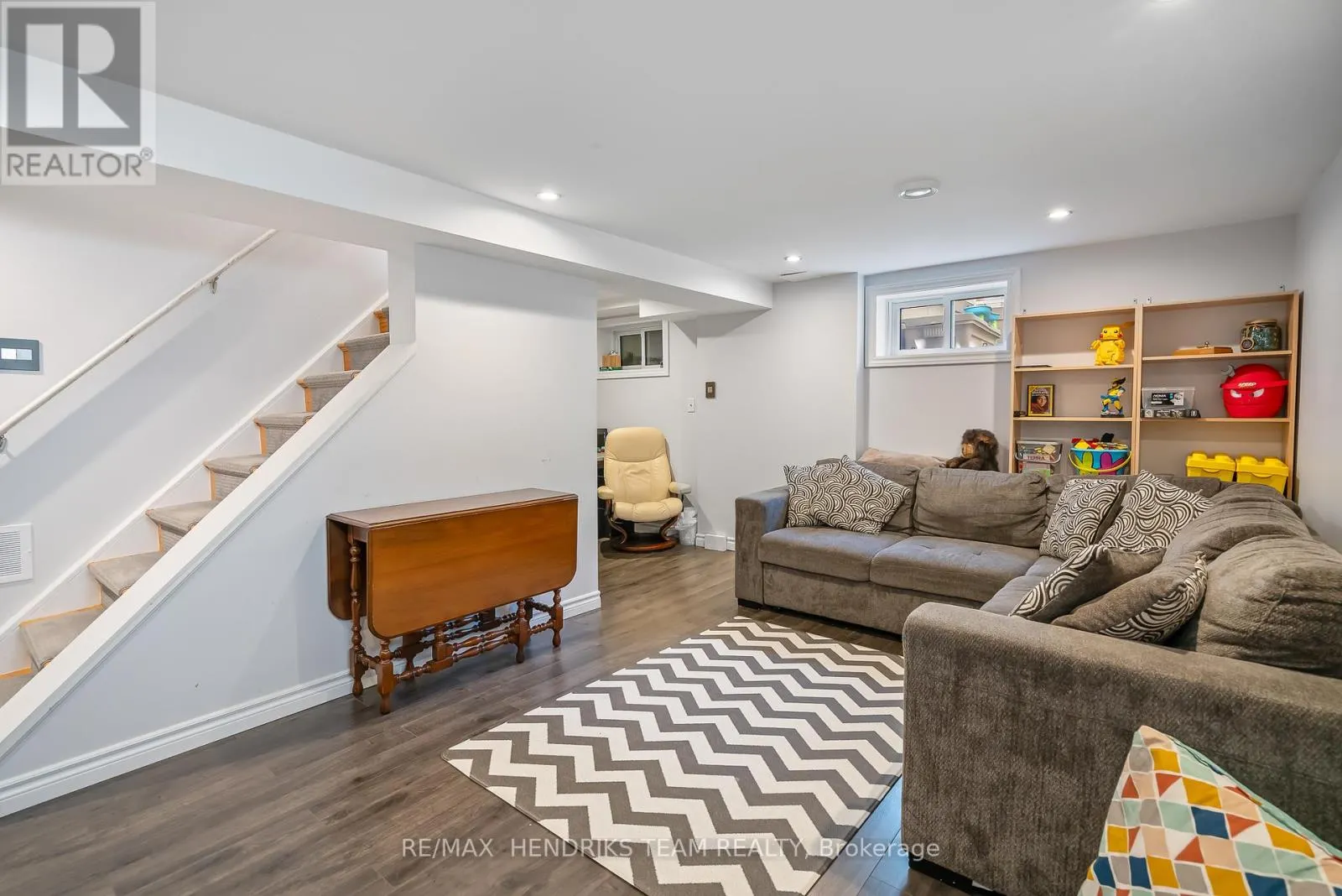 5 MAPLEWOOD DRIVE