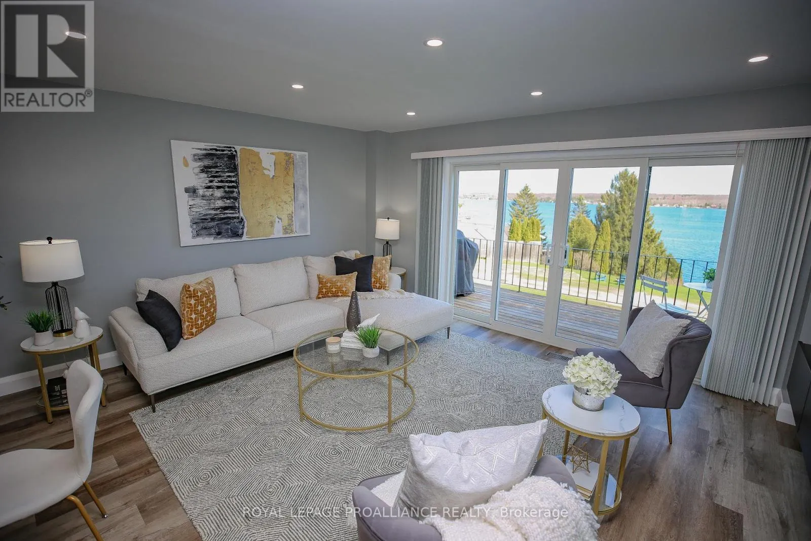 808 RIVERVIEW LANE