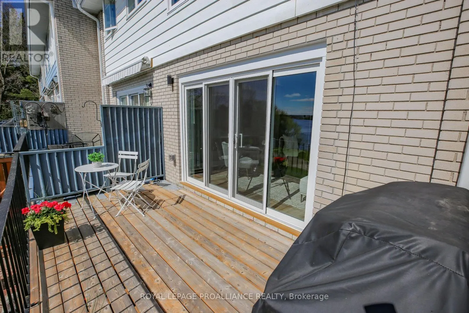 808 RIVERVIEW LANE