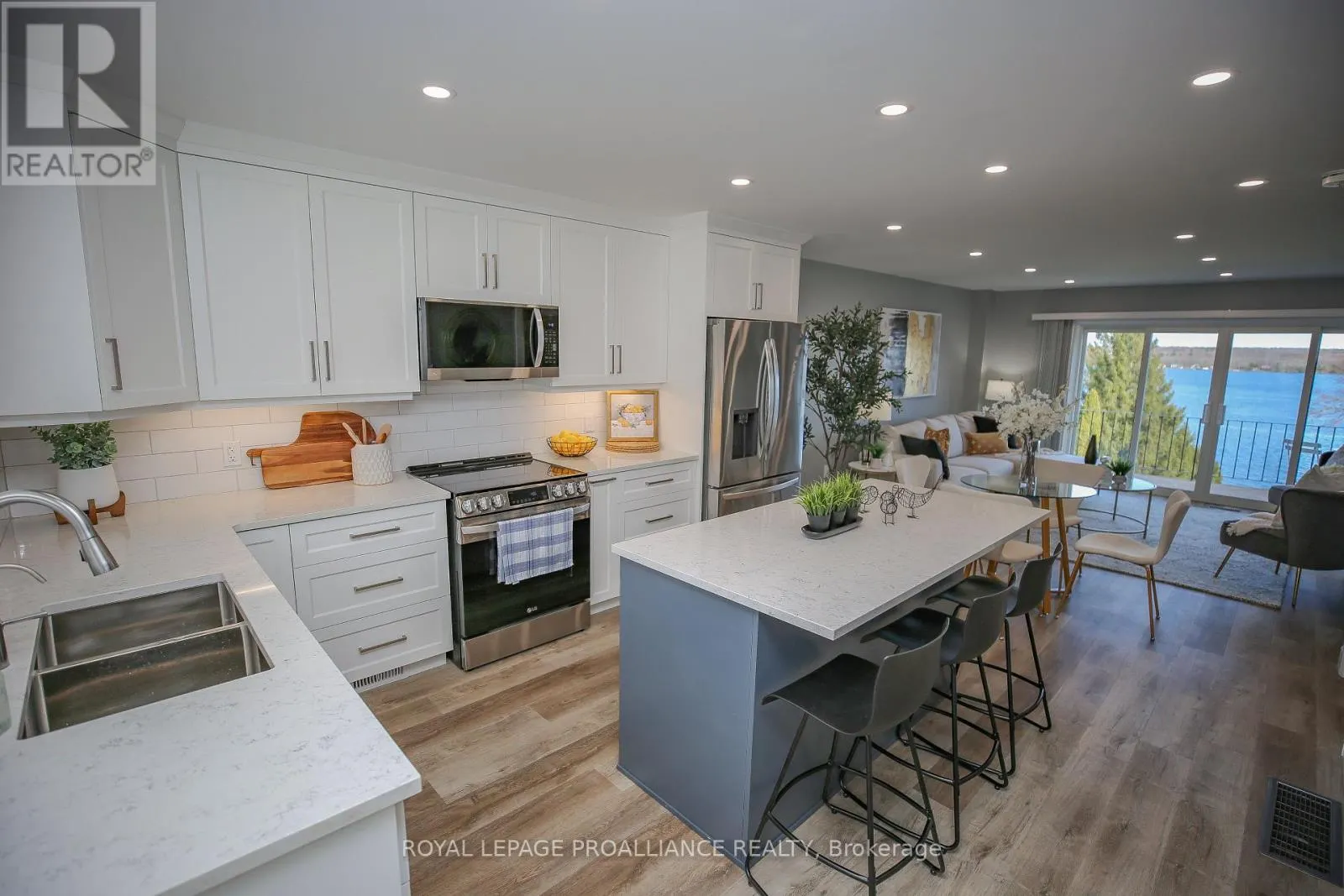 808 RIVERVIEW LANE