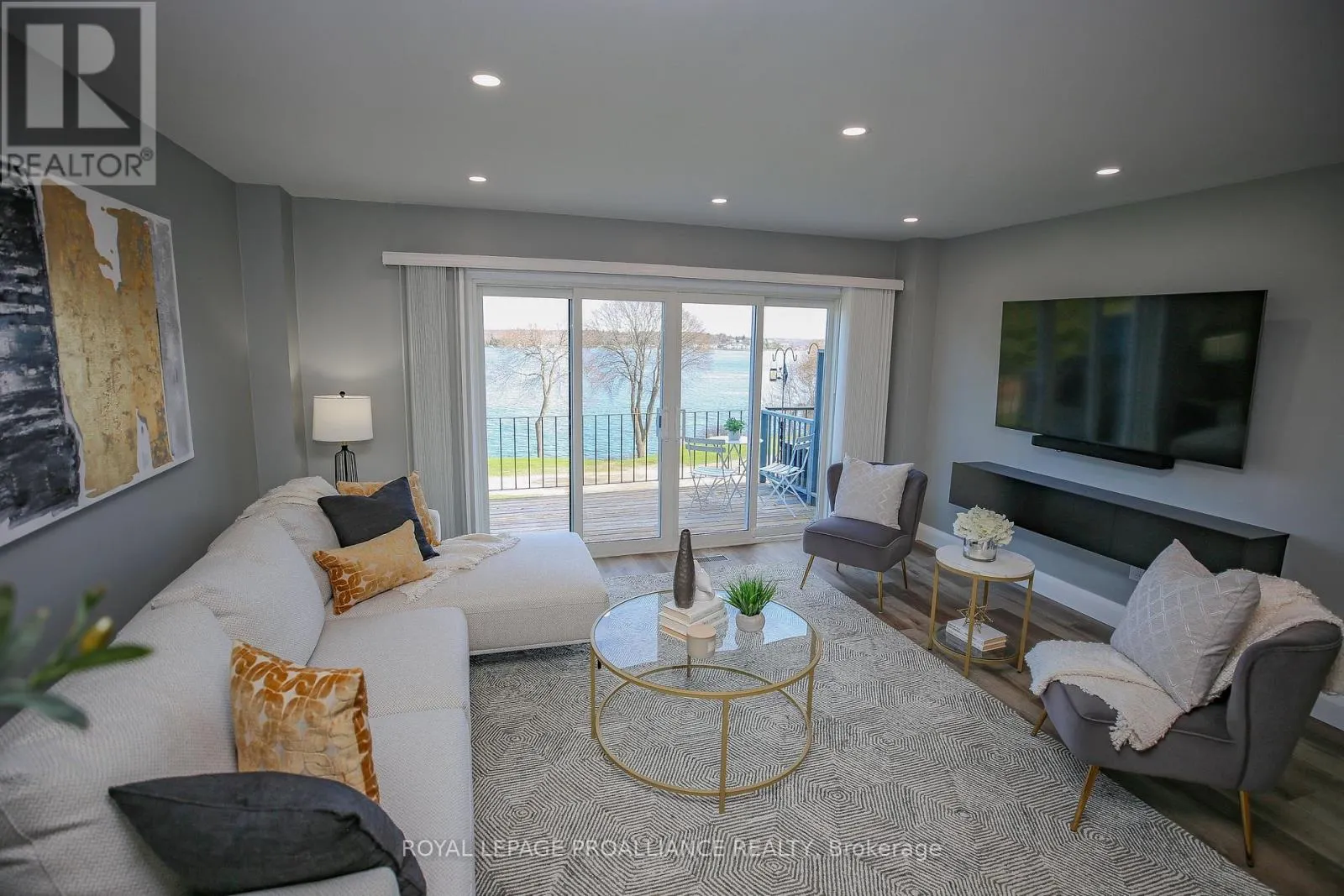 808 RIVERVIEW LANE