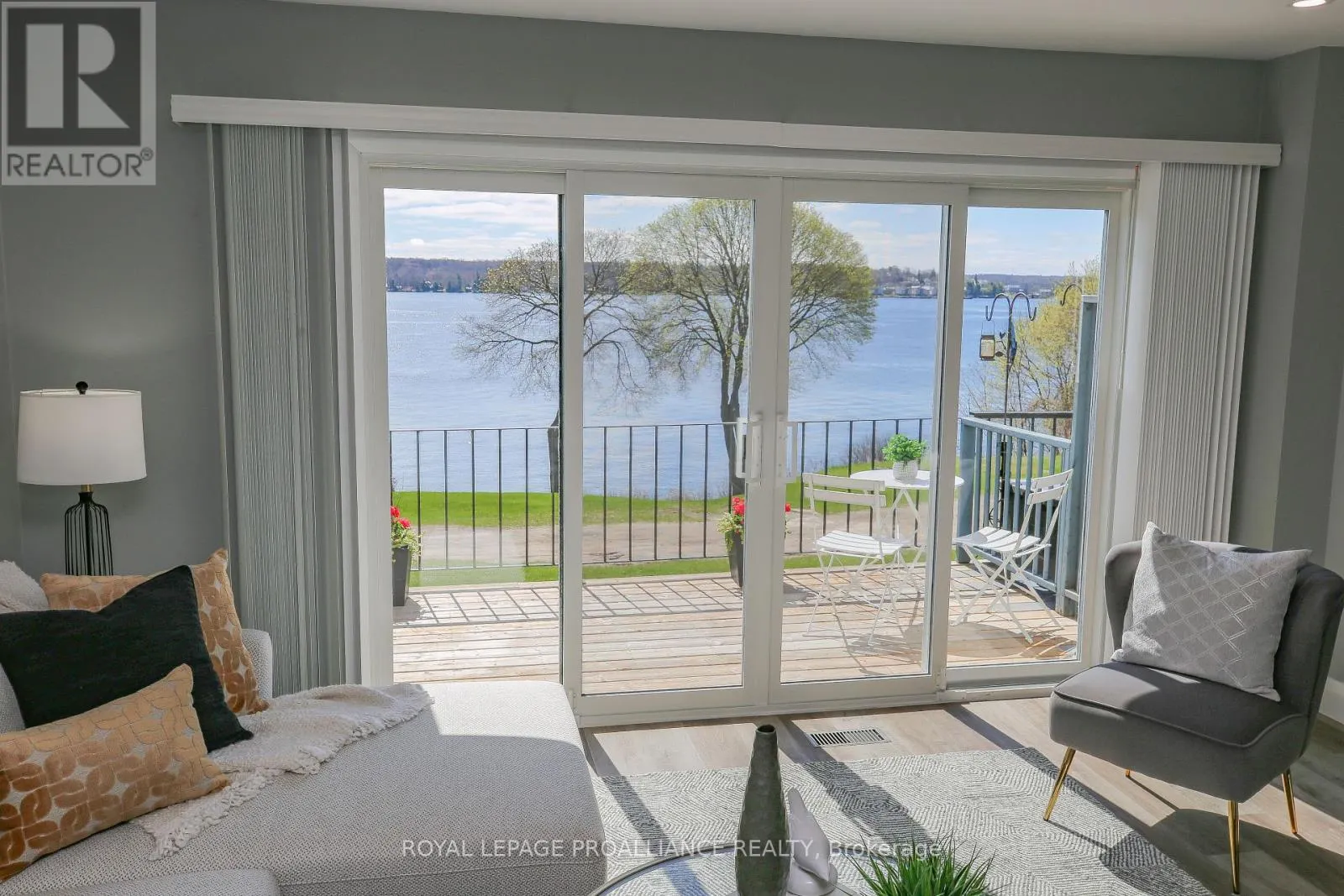 808 RIVERVIEW LANE