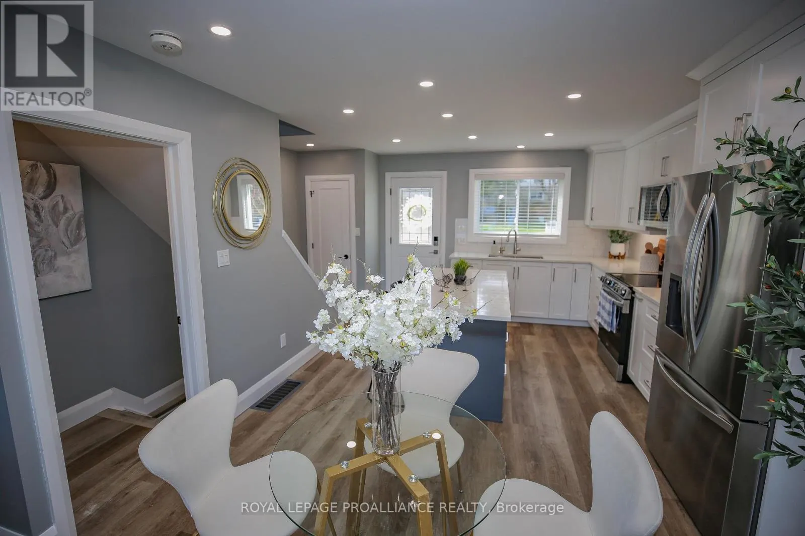 808 RIVERVIEW LANE