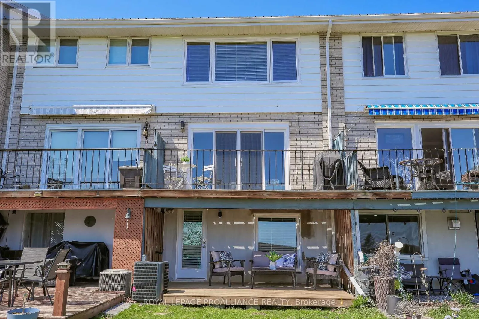 808 RIVERVIEW LANE