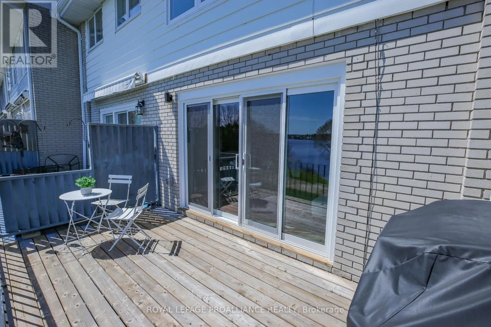 808 RIVERVIEW LANE