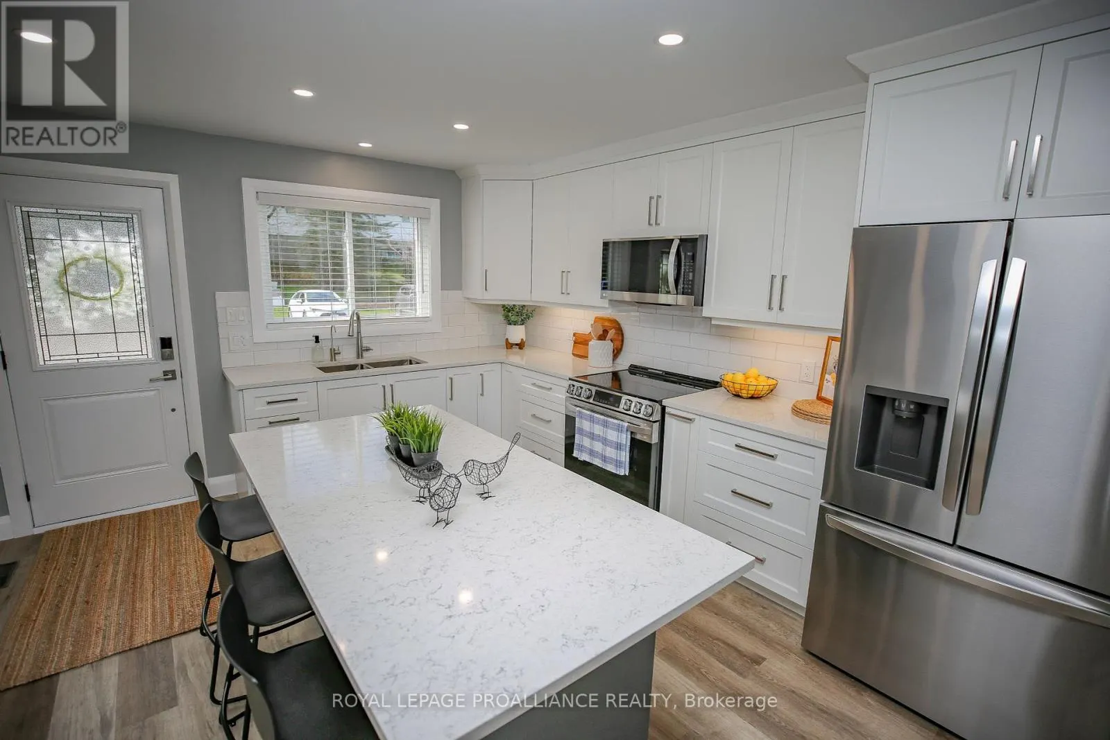 808 RIVERVIEW LANE