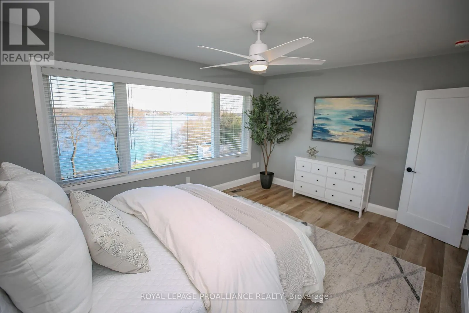 808 RIVERVIEW LANE
