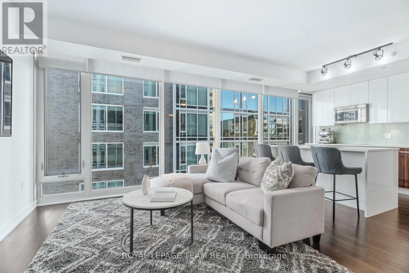1111 - 111 CHAMPAGNE AVENUE