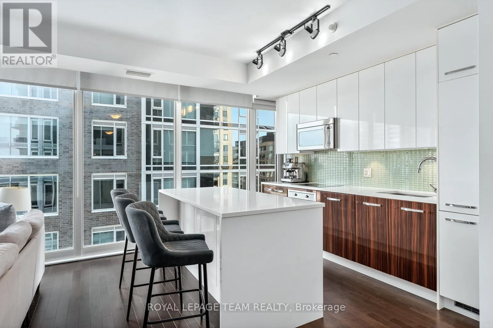 1111 - 111 CHAMPAGNE AVENUE