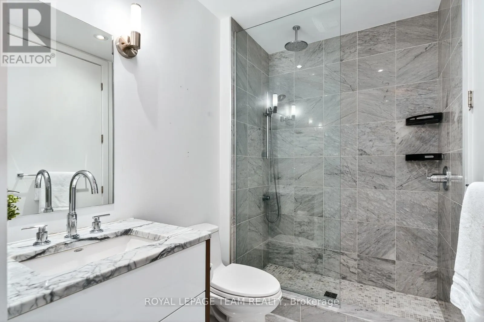1111 - 111 CHAMPAGNE AVENUE