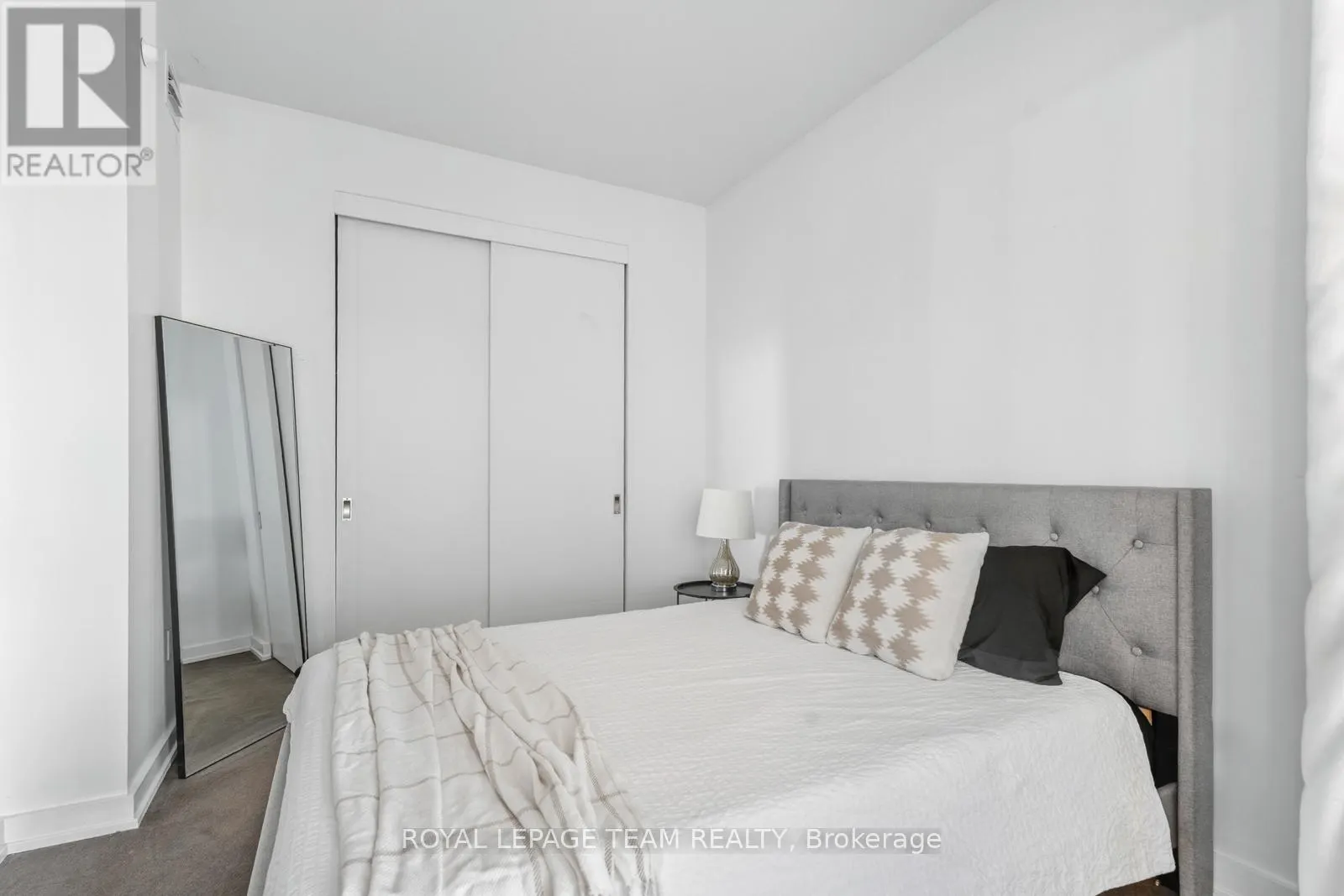 1111 - 111 CHAMPAGNE AVENUE