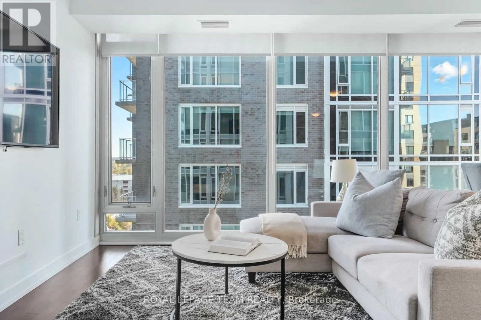 1111 - 111 CHAMPAGNE AVENUE