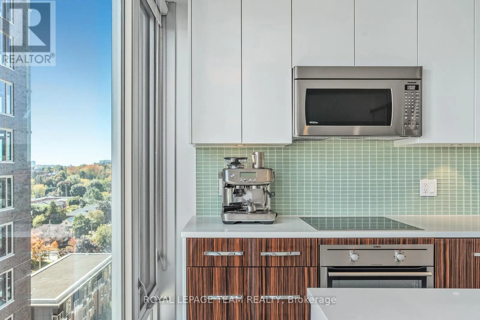 1111 - 111 CHAMPAGNE AVENUE