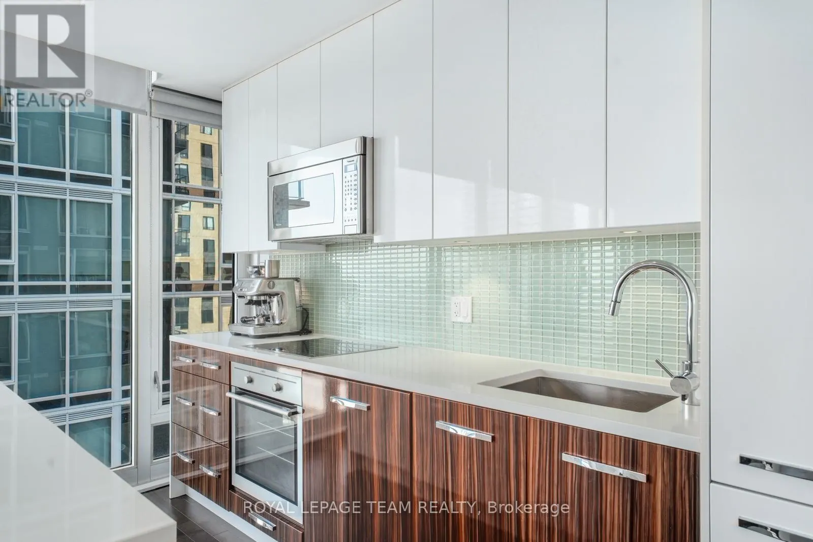 1111 - 111 CHAMPAGNE AVENUE