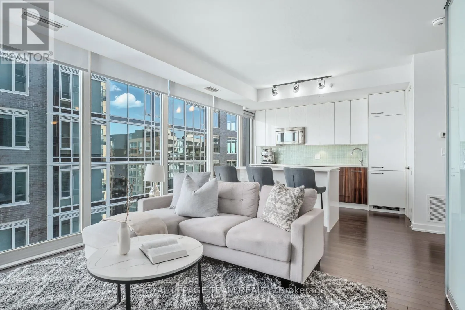 1111 - 111 CHAMPAGNE AVENUE