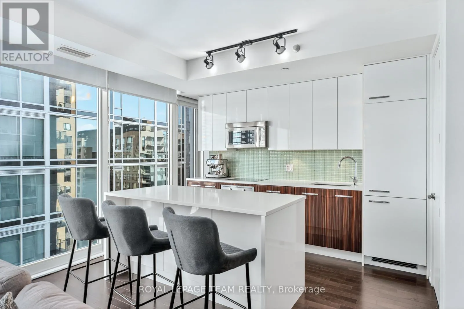 1111 - 111 CHAMPAGNE AVENUE