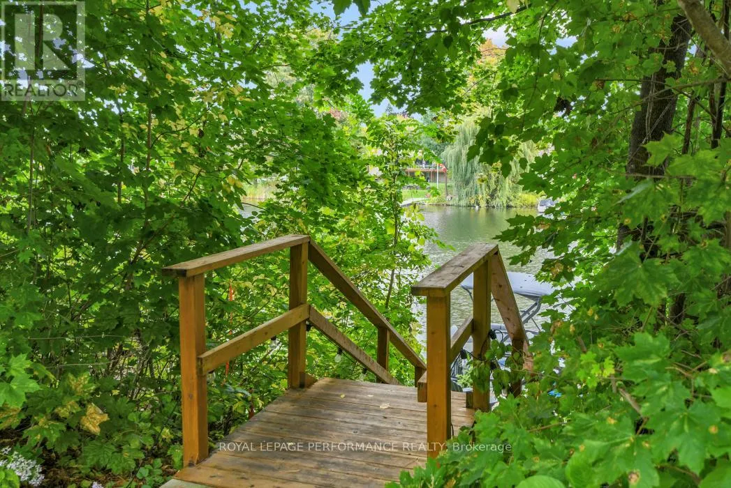 5583 MANOTICK MAIN STREET