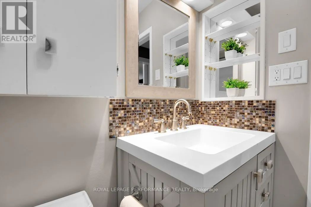 5583 MANOTICK MAIN STREET