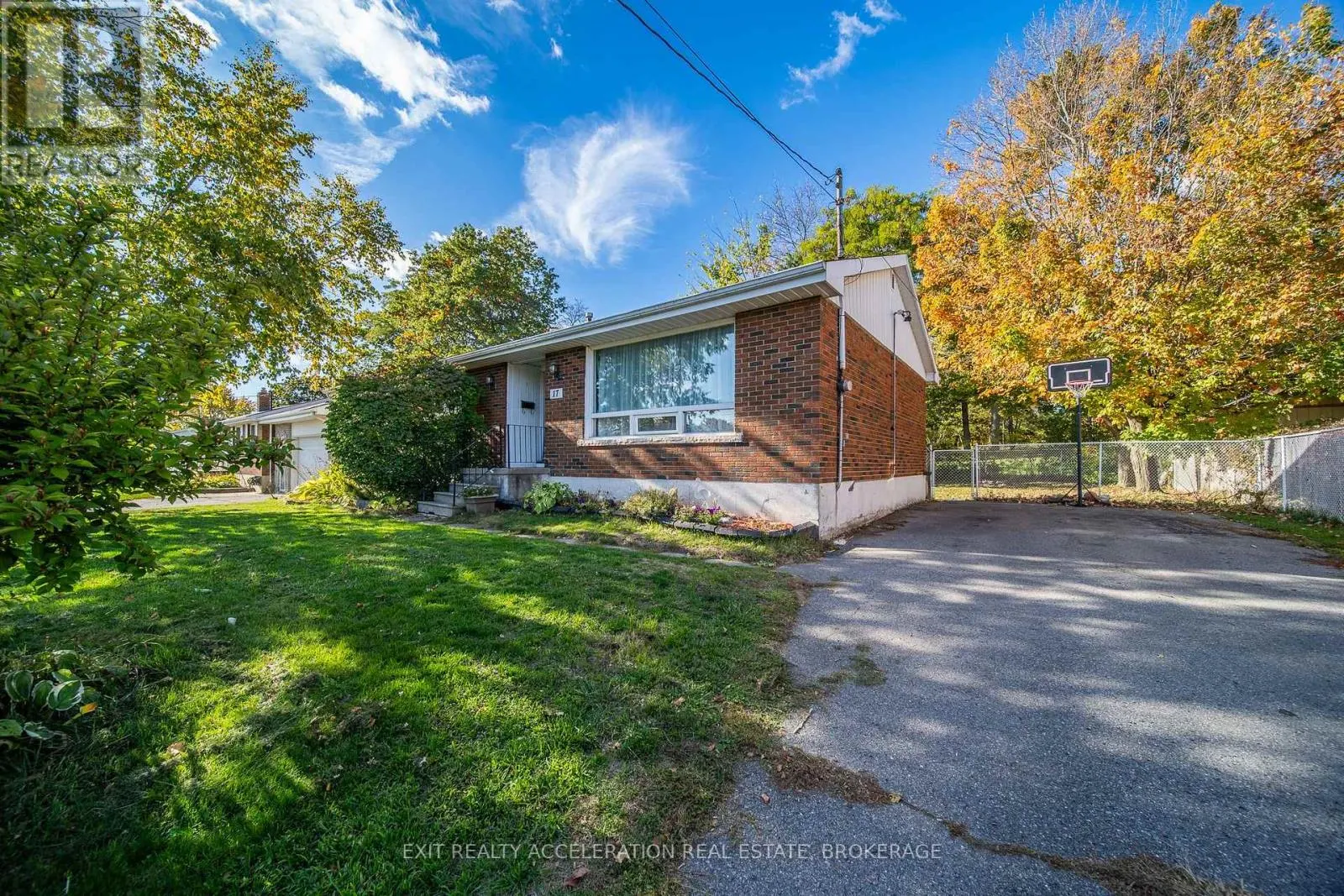 17 SUNSET CRESCENT