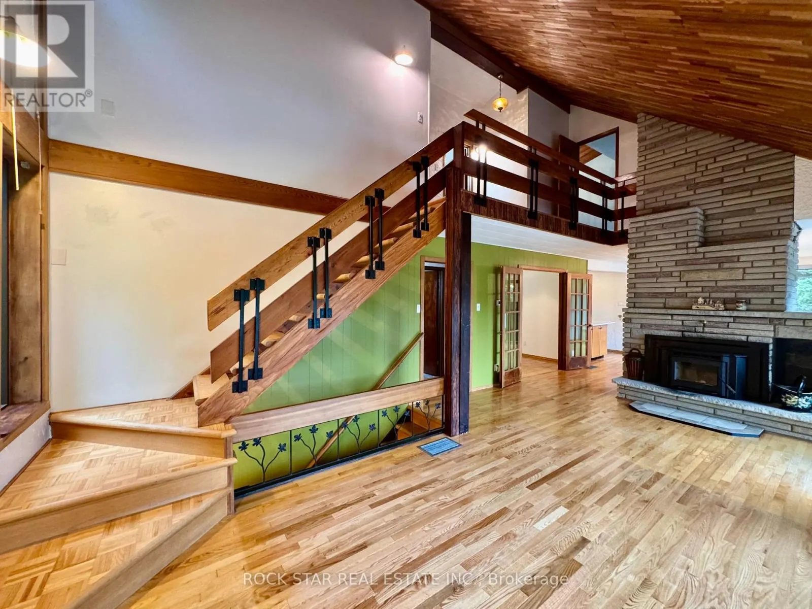 8 PINE RIVER CRESCENT