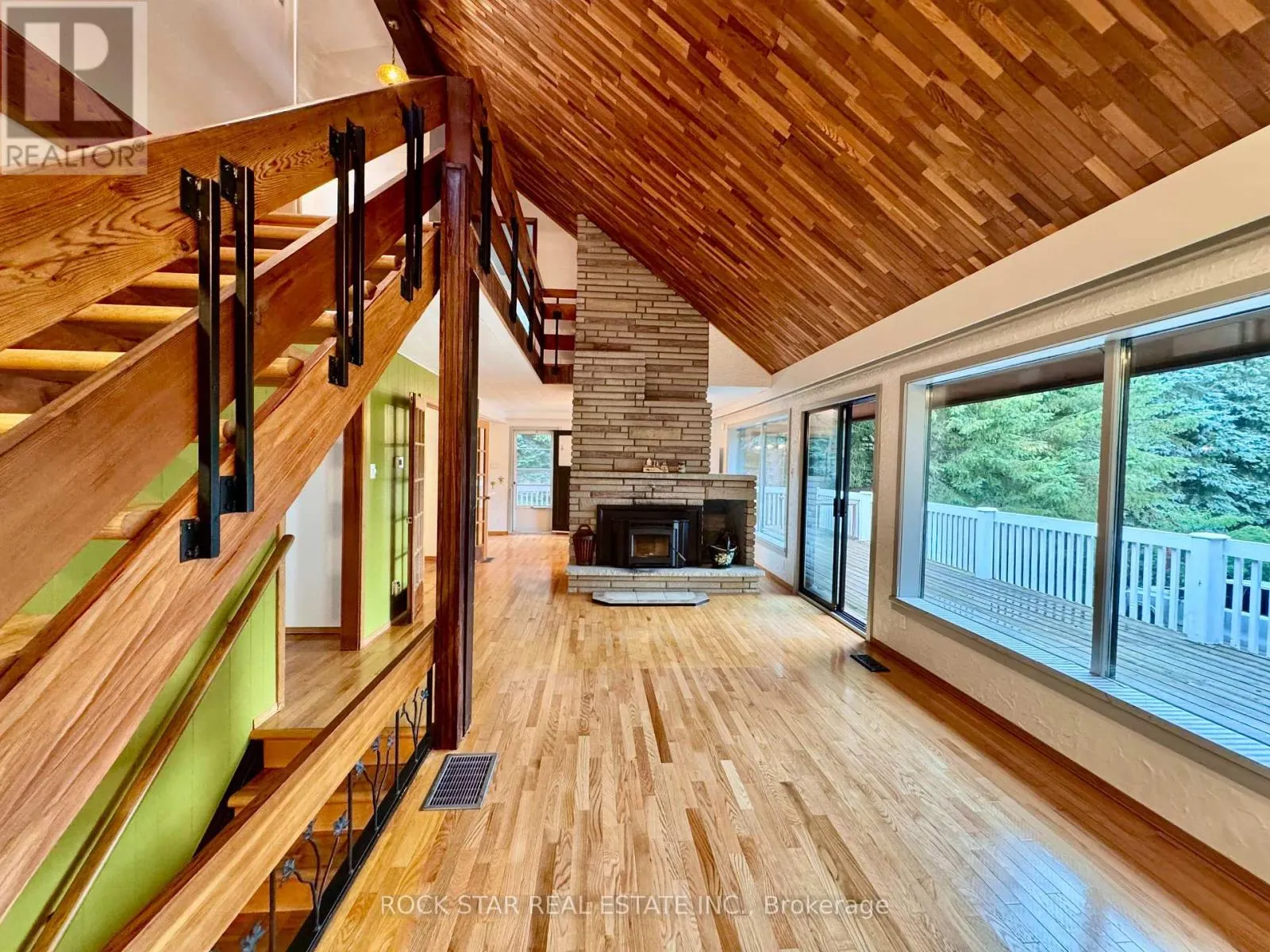 8 PINE RIVER CRESCENT