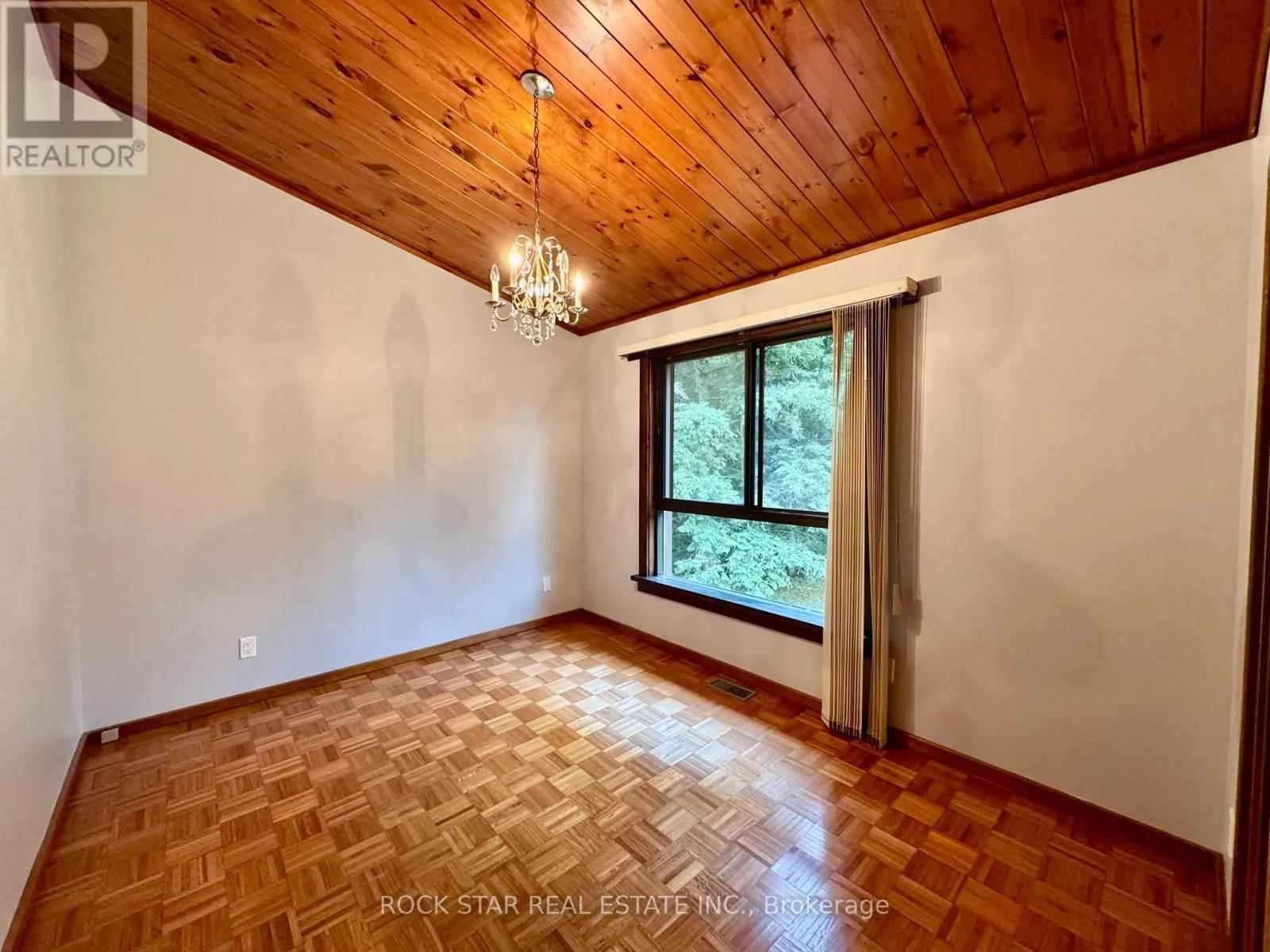 8 PINE RIVER CRESCENT