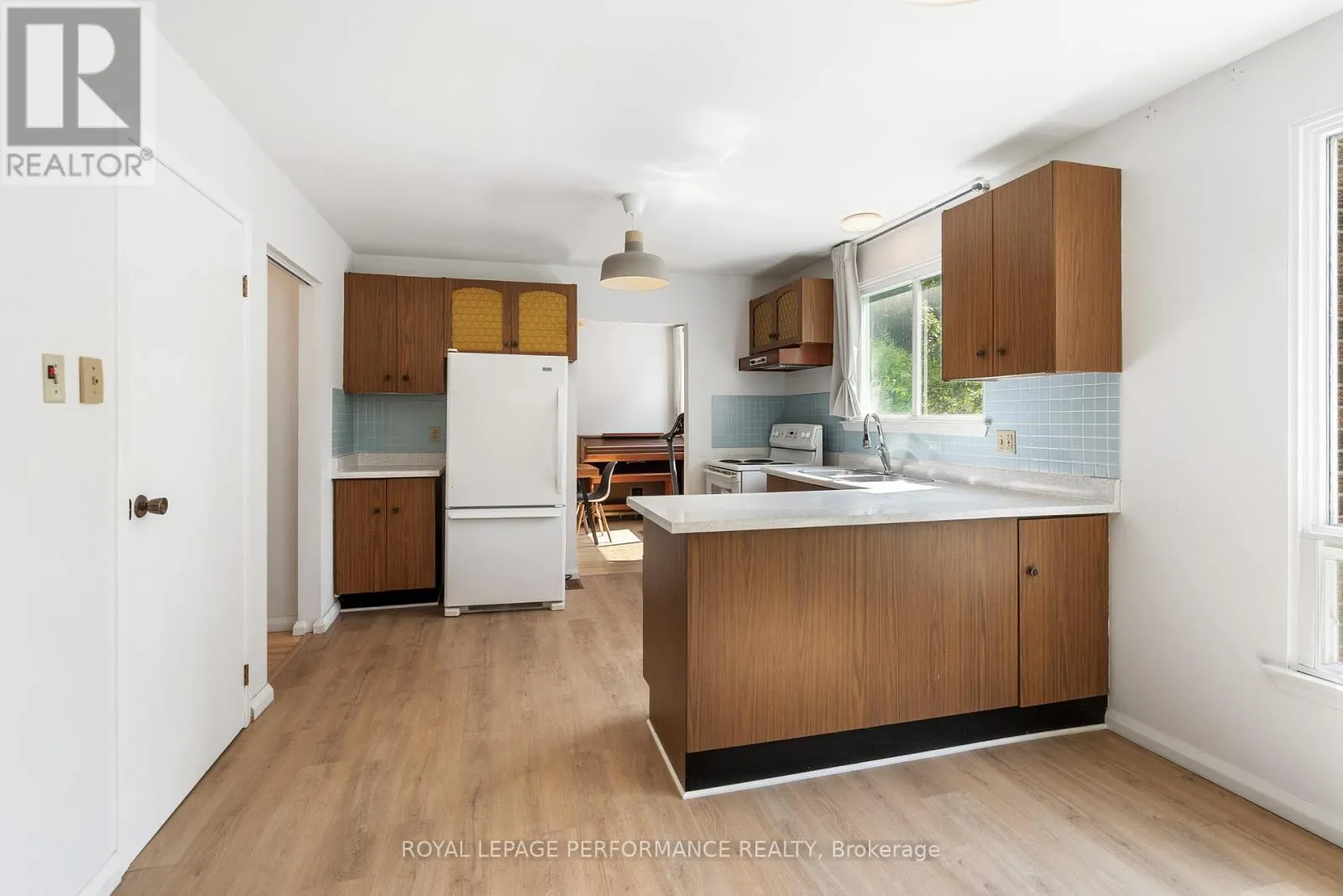 33 WOODVIEW CRESCENT