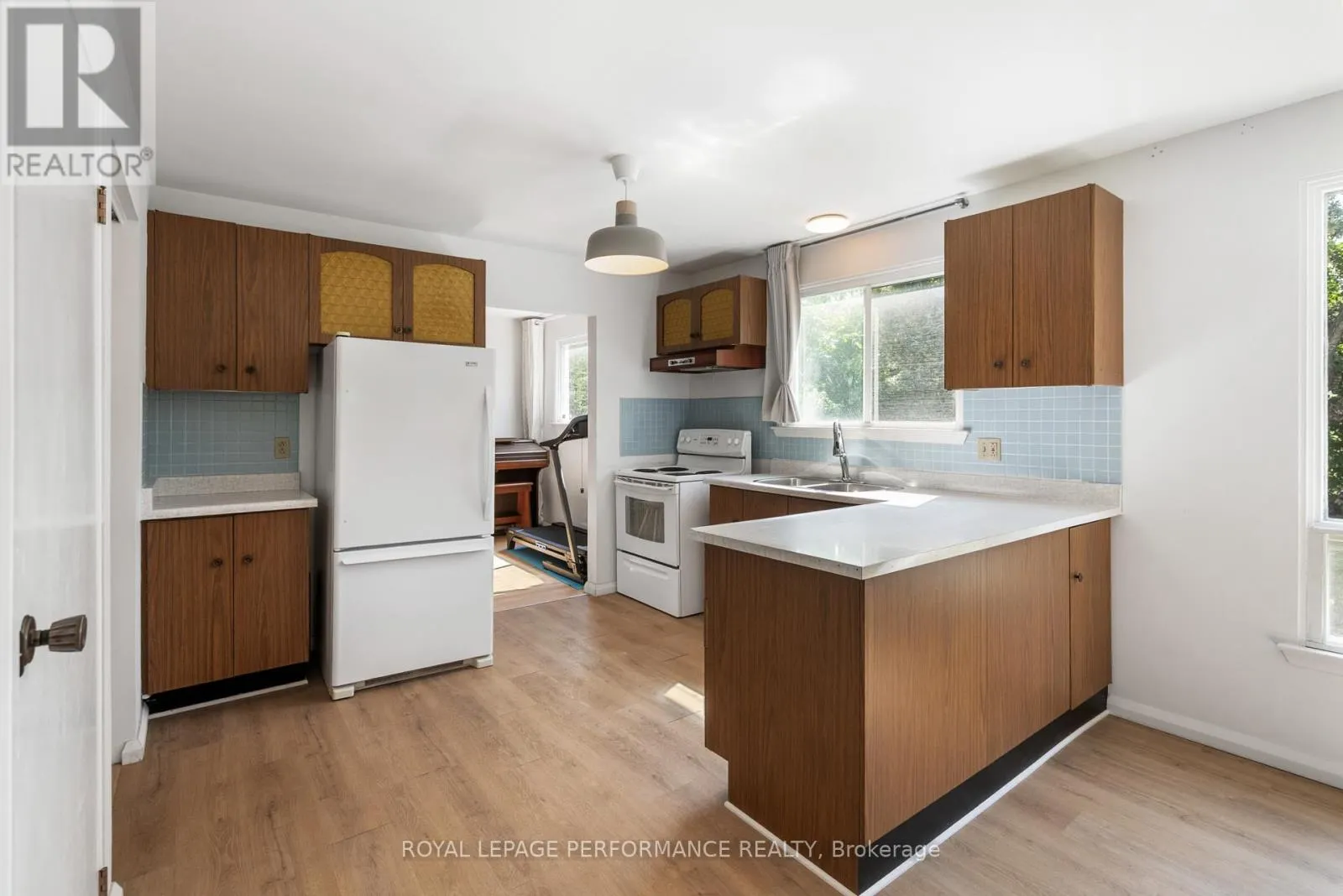 33 WOODVIEW CRESCENT
