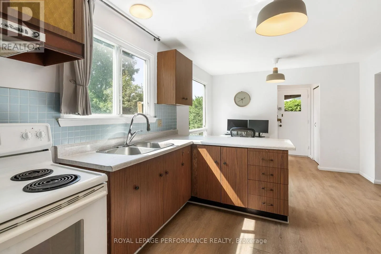 33 WOODVIEW CRESCENT