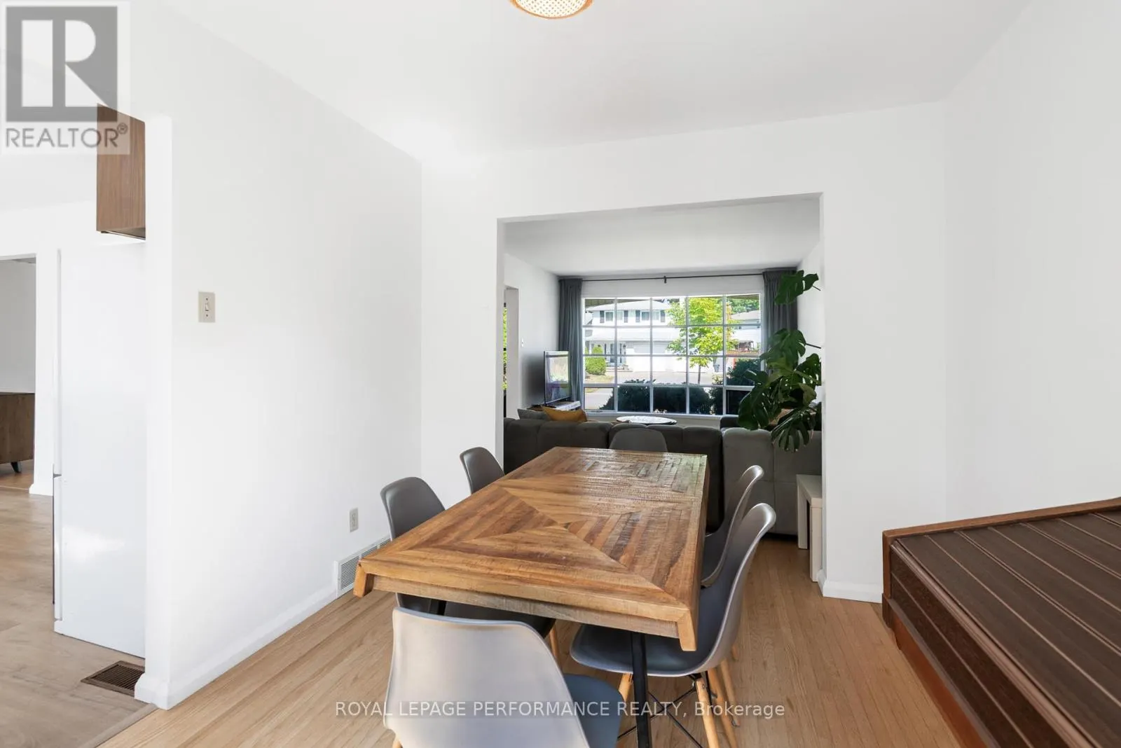 33 WOODVIEW CRESCENT