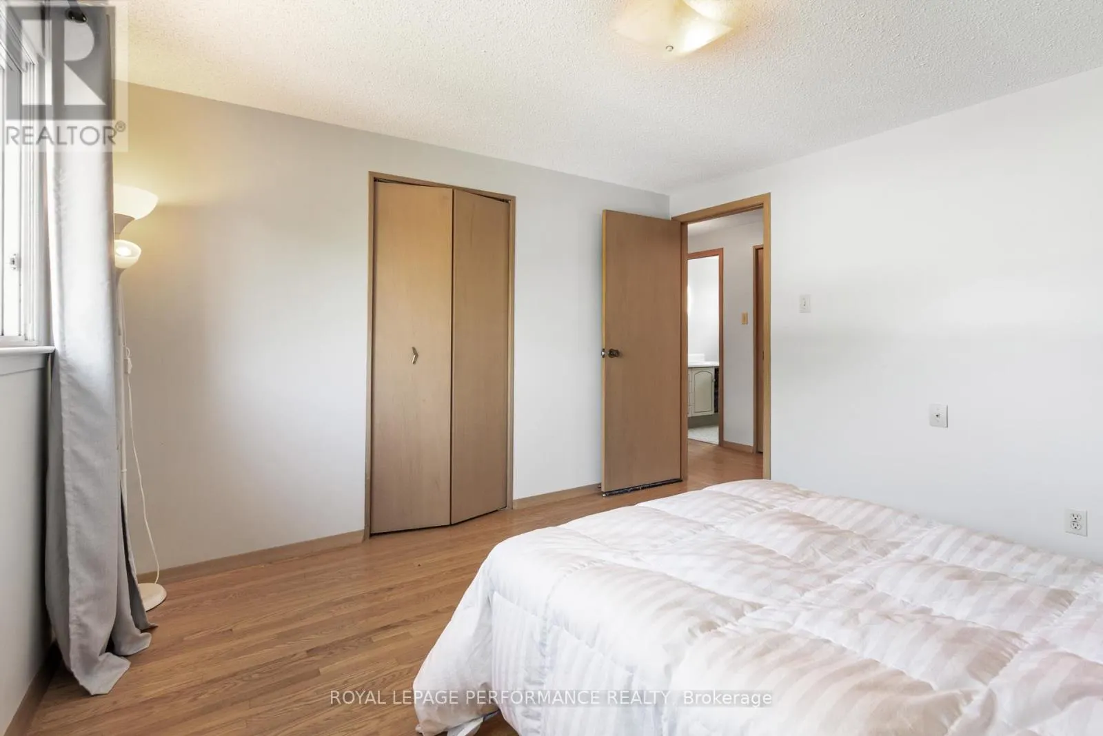 33 WOODVIEW CRESCENT