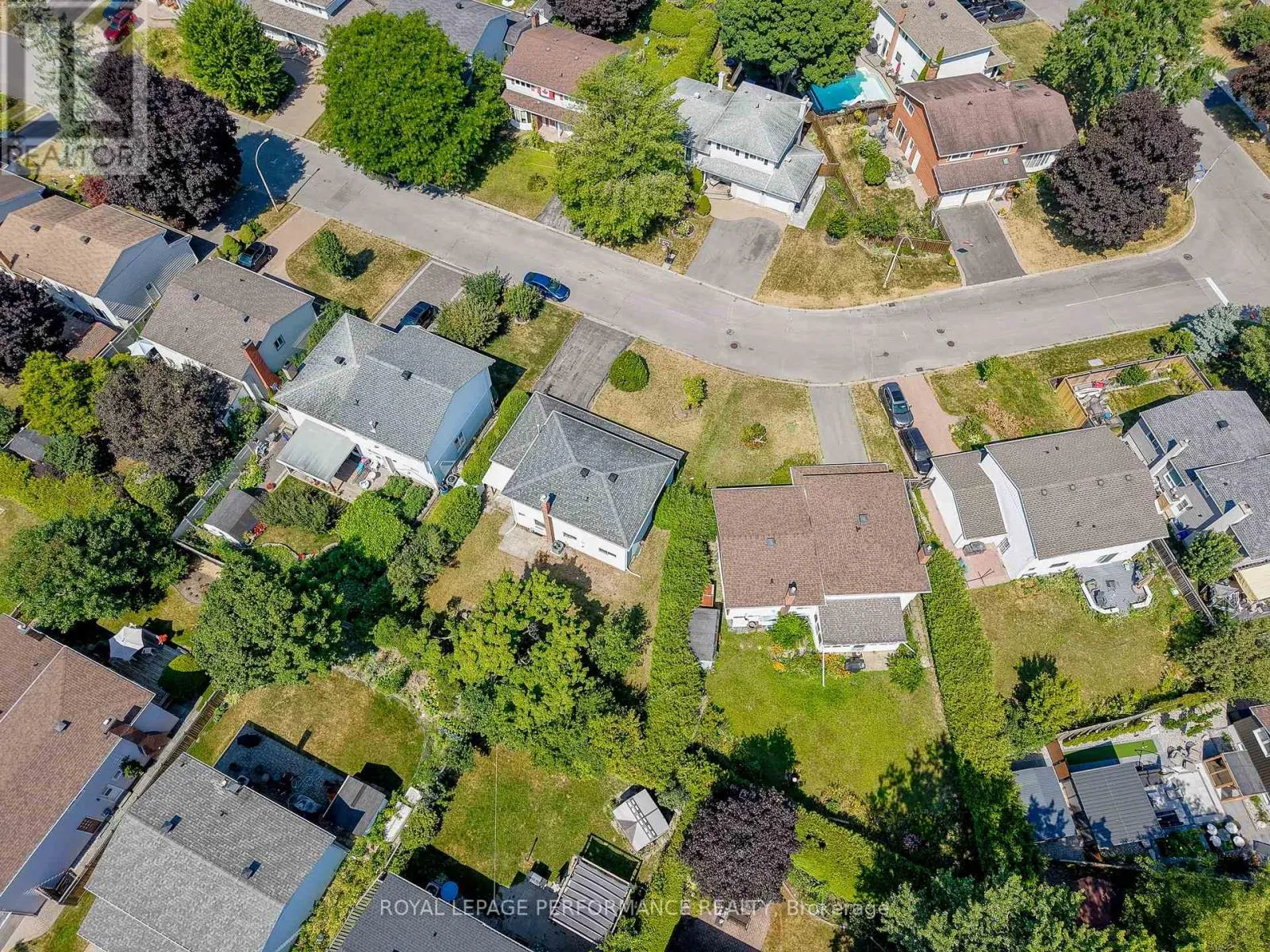 33 WOODVIEW CRESCENT