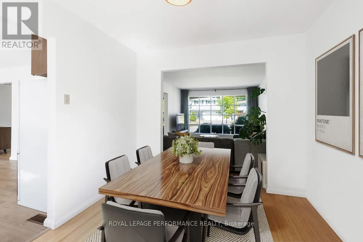 33 WOODVIEW CRESCENT
