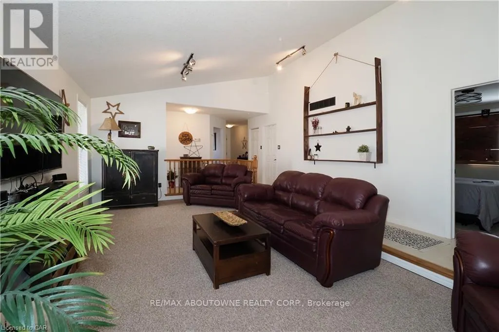 MAIN - 33 BOULDER CRESCENT