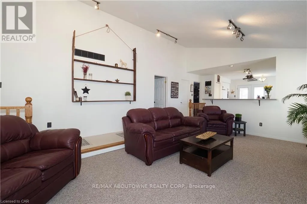 MAIN - 33 BOULDER CRESCENT