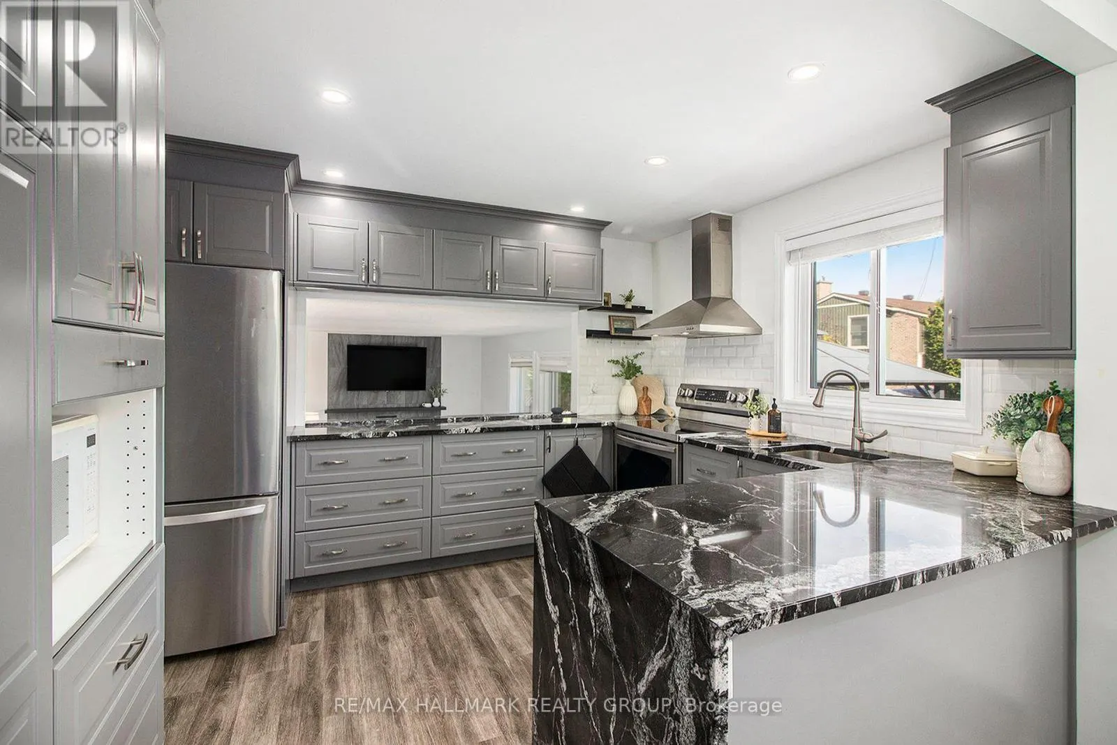 1118 CHATEAU CRESCENT