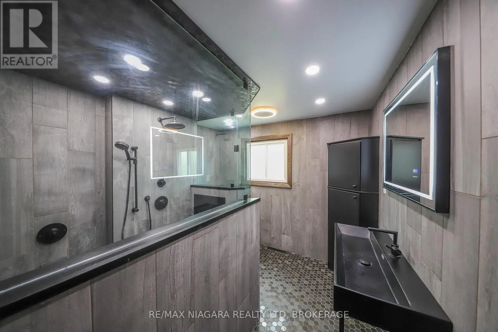 21 JESSICA DRIVE