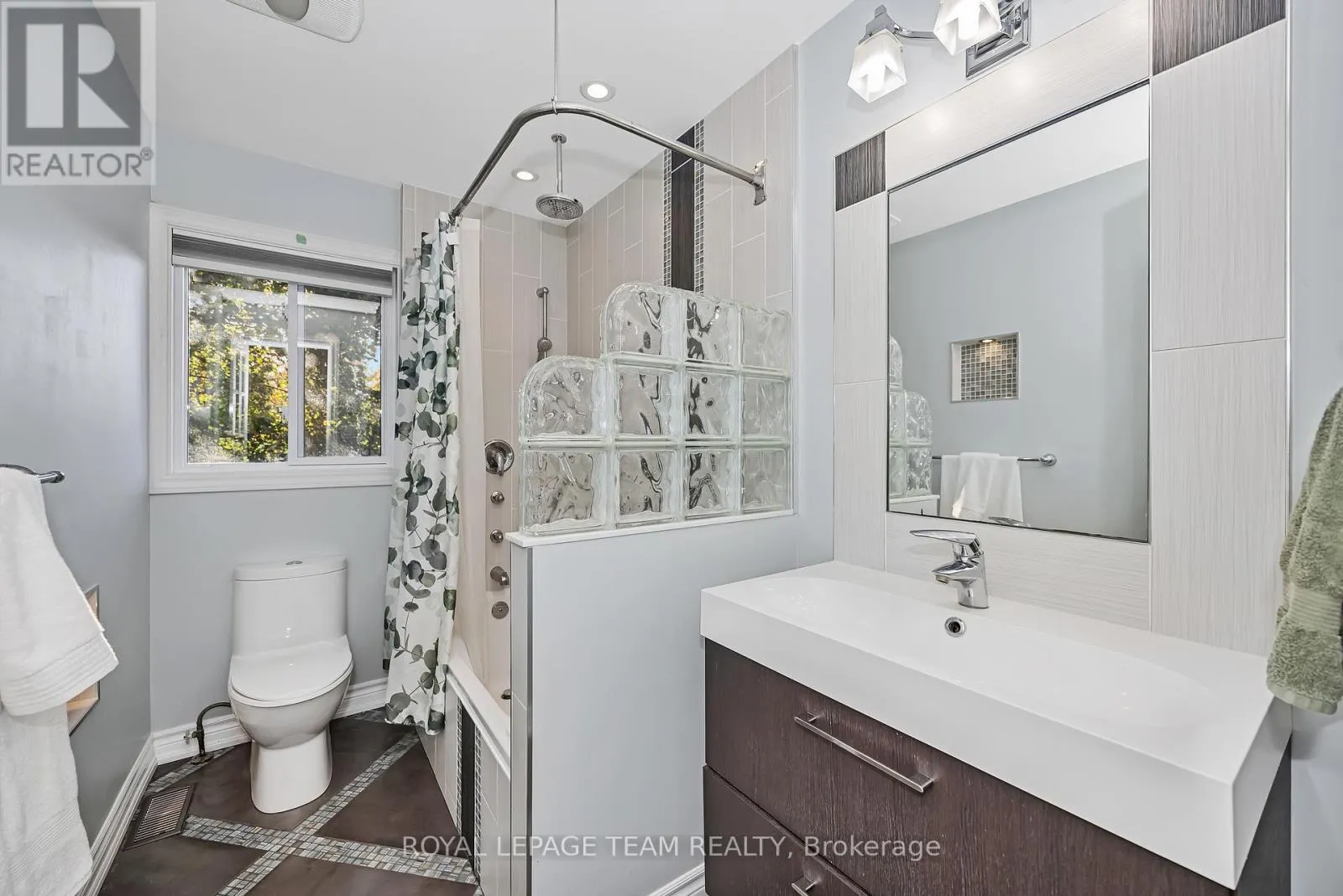 1115 DES CERISIERS STREET