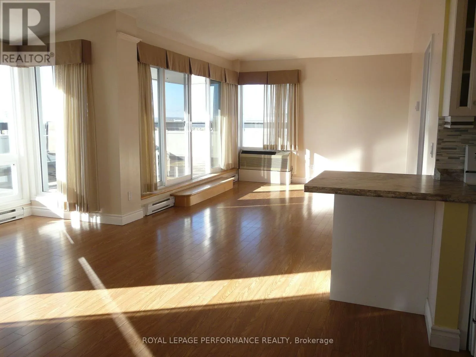 PENTHOUSE 2 - 158C MCARTHUR AVENUE