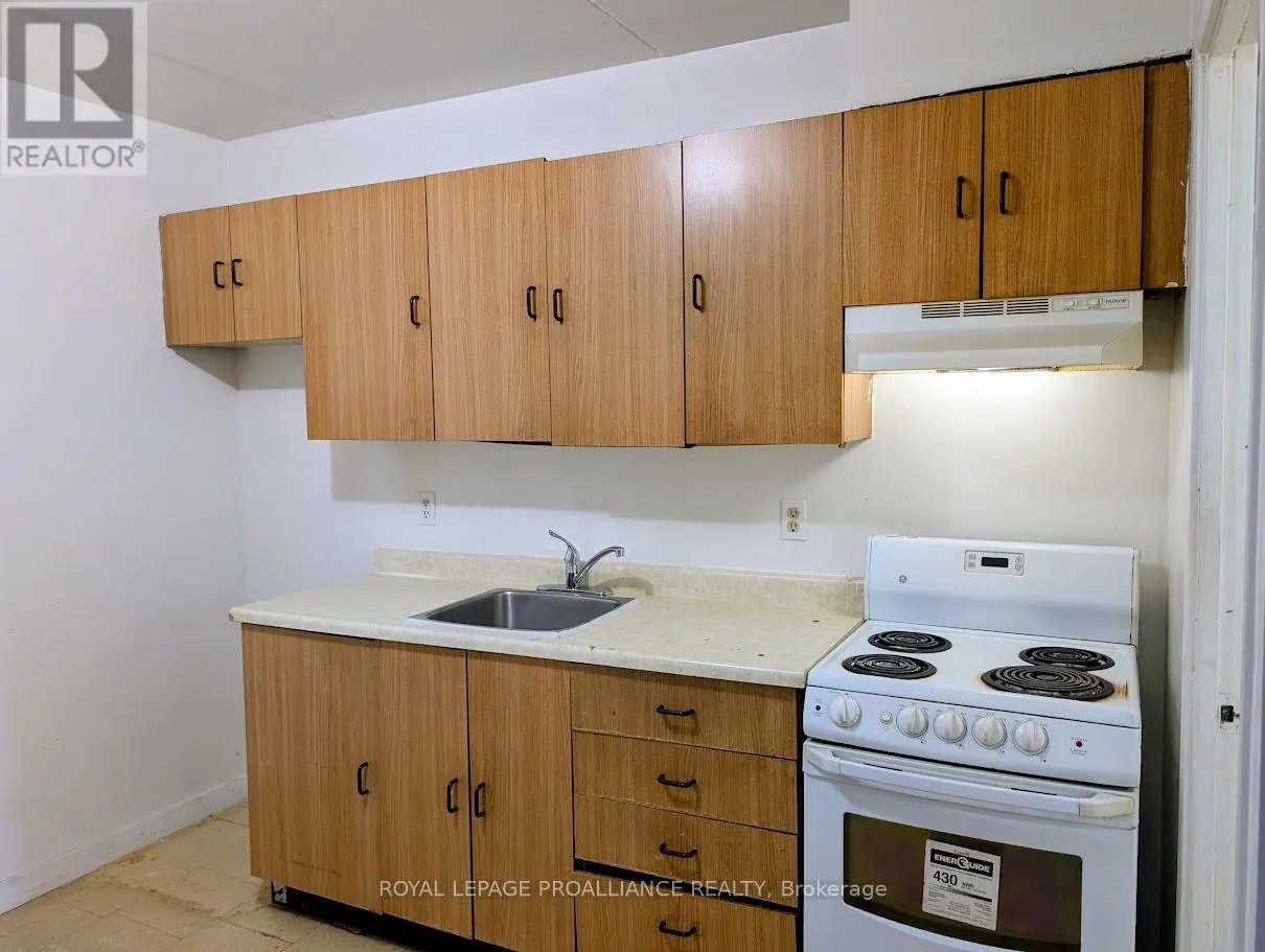34 - 1837 LANSDOWNE STREET W, #34