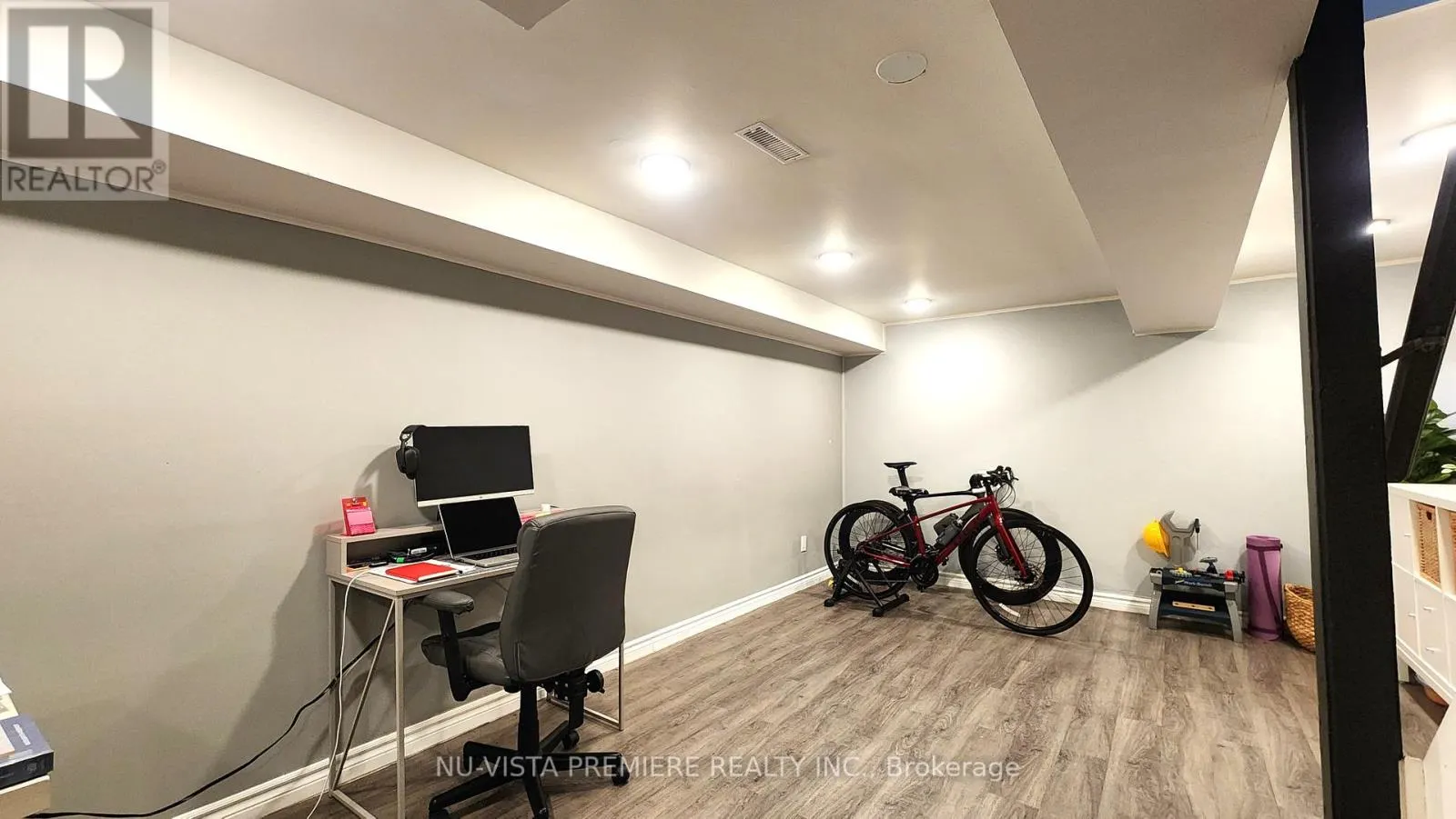 E - 143 WELLESLEY CRESCENT, #E