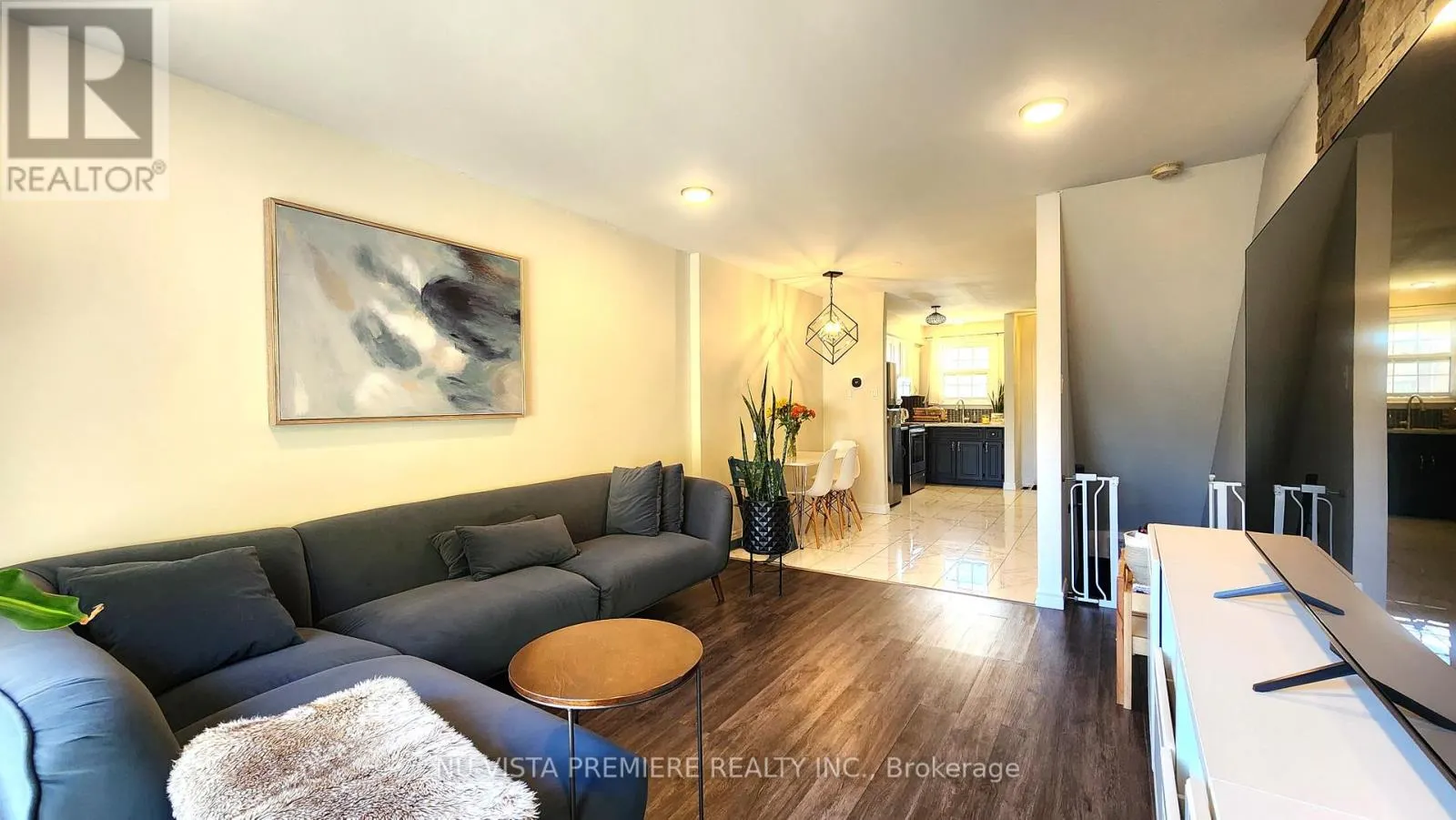 E - 143 WELLESLEY CRESCENT, #E